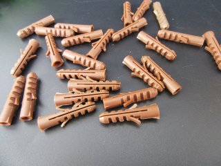 500Pcs Wing Type Easy Fix Brown Nylon Wall Plugs Screw