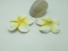 (image for) 20Pcs White Fimo Beads Frangipani Flower Jewellery Finding 45mm 