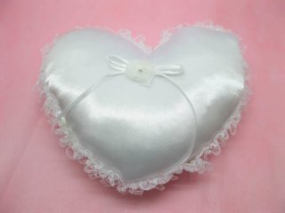 1X White Heart-shaped Lace Edge Wedding Ring Pillow