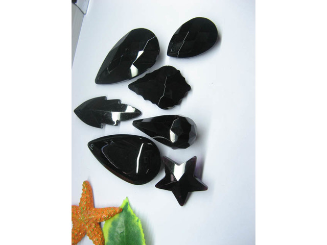 30 Assorted Black Glass Pendants pd-gd-ch9