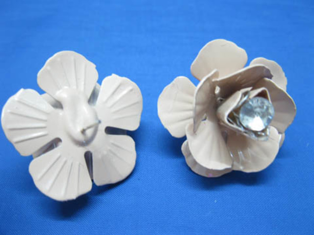 60Pairs Metal Flower Earrings w/Rhinestone Mixed - Click Image to Close