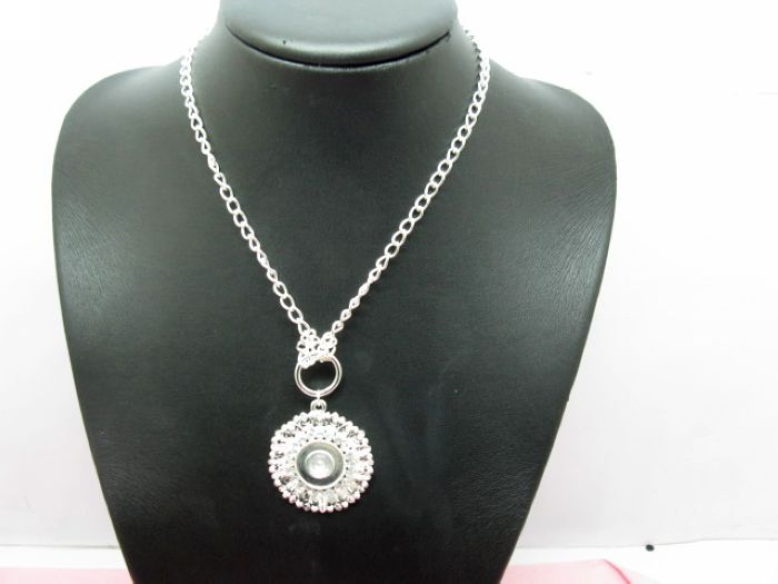 60 Metal Chain Necklace with Round Pendant - Click Image to Close