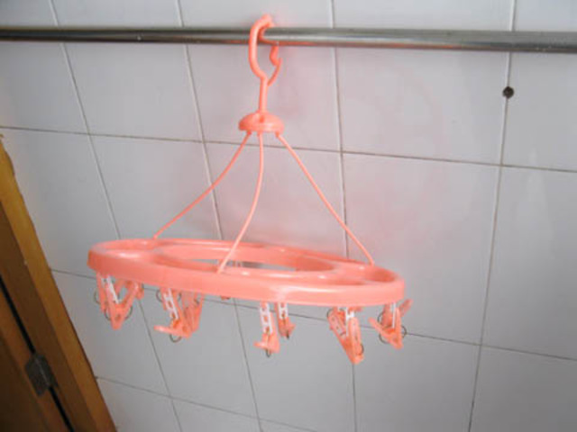 1Pc New Peach Clothes Hanger with 18 Clips Pegs - Click Image to Close