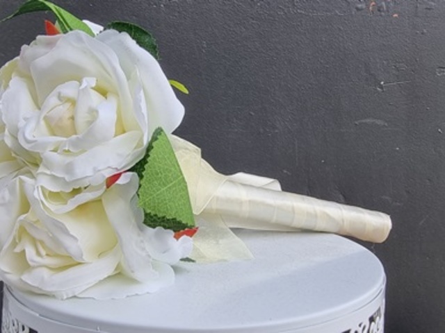 1X Ivory Rose Bridal Bouquet Holding Flowers Wedding Favor