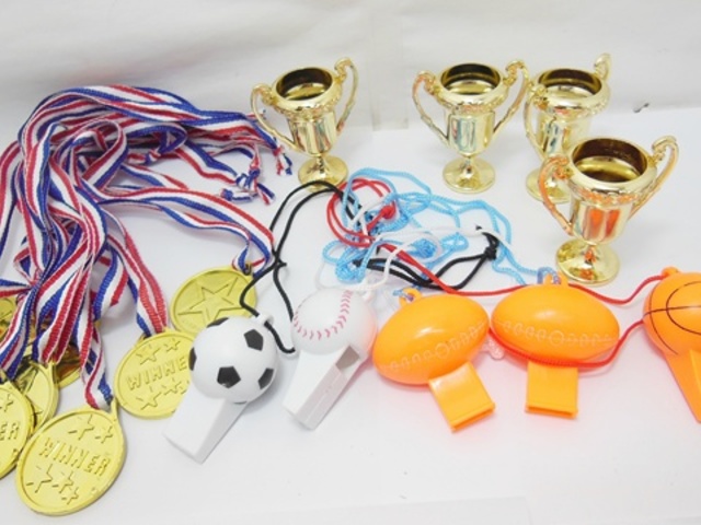 36Bags Tropies & Golden Medals & Assorted Whistles 3 Designs - Click Image to Close