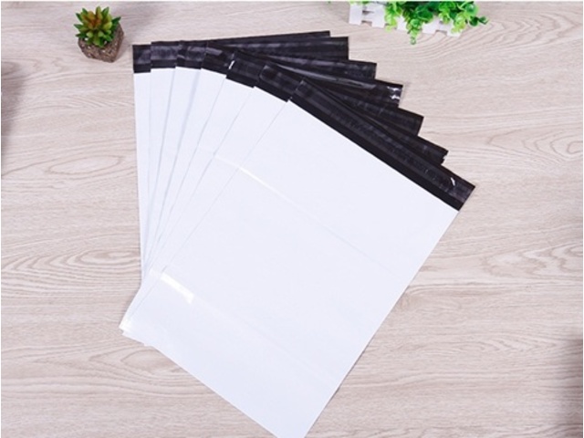 98 White Plastic Mailing Postal Bags 46x32cm - Click Image to Close