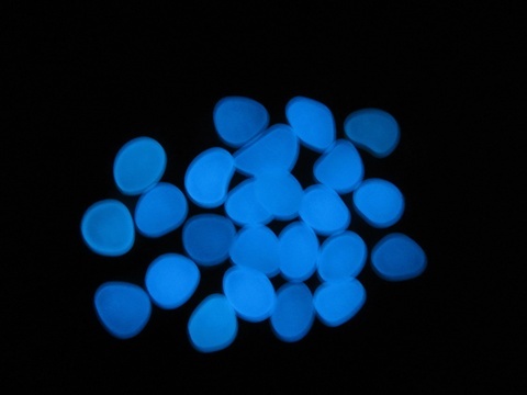 100 Glow in The Dark Stones Blue Pebbles Rock Fish Home Garden - Click Image to Close