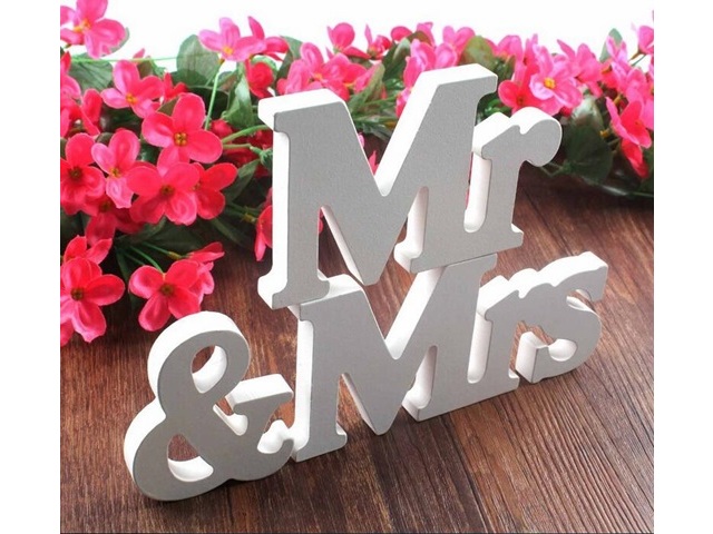 1Set White Mr & Mrs Wedding Sign Decoration - Click Image to Close