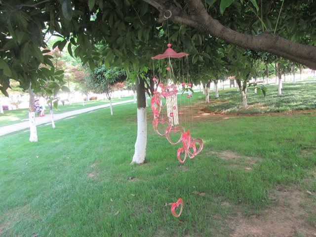 4Pcs Pink Heart Wind Chime with 4 aluminum Pipes 4Pcs Pink Heart Wind Chime with 4 aluminum Pipes