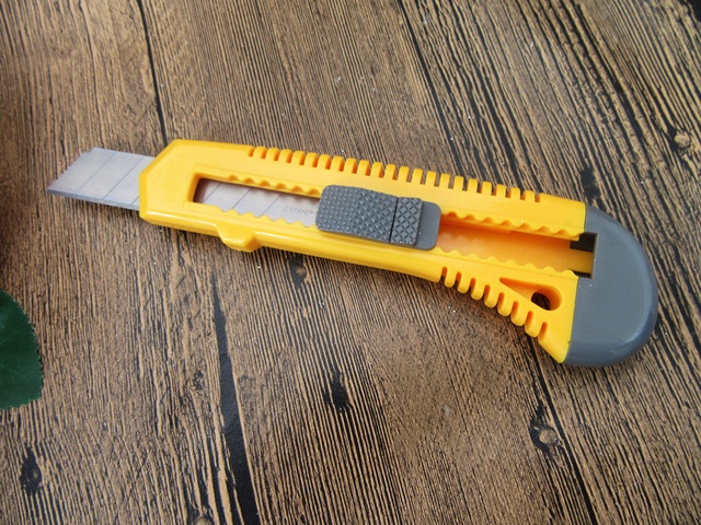 20Pcs Yellow Retractable Utility Knives Cutters - Click Image to Close