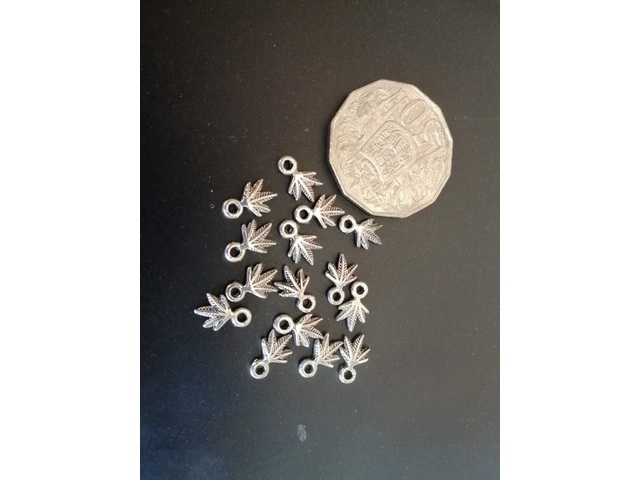 1000 Cannabis Leaf Alloy Metal Pendants Charms finding