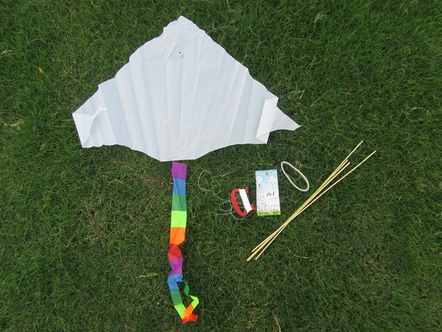 10 DIY Plain White Triangle Kite Lines Reel Outdoor Games - Click Image to Close