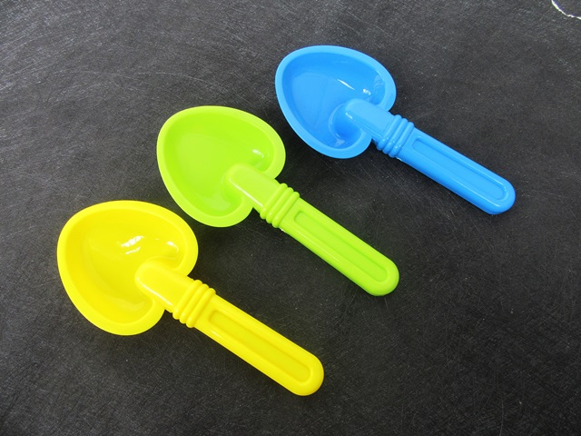 12 Beach Shovel Toy Sand Play Tools Outdoor Fun Toys Mixed Color - Click Image to Close