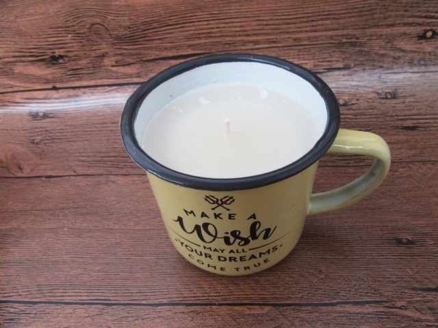 4Pcs Funny Scented White Candle in Retro Enamel Mug Cup 4Pcs Funny Scented White Candle in Retro Enamel Mug Cup