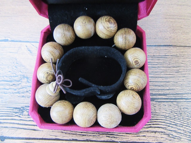 1X Wooden Beaded Bracelet with Gift Box 1X Wooden Beaded Bracelet with Gift Box