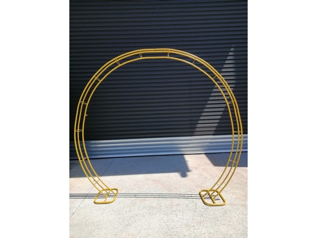 1X Golden Heavy Duty Large Circular Wedding Garden Arch 240x230c - Click Image to Close