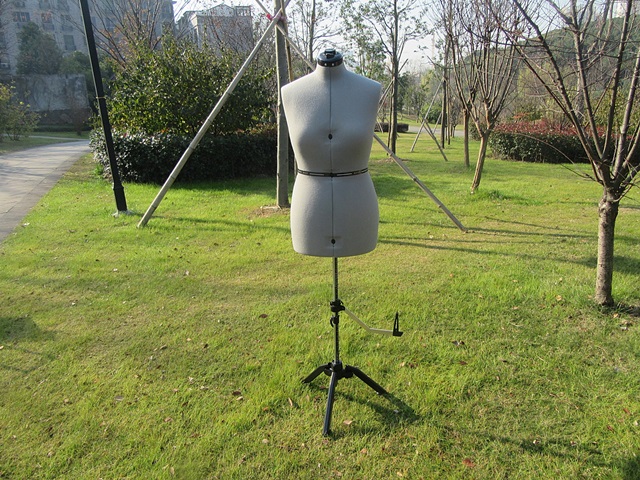 1Set Deluxe Dress Fit Female Half Body Mannequin Tri-Pod Stand D - Click Image to Close