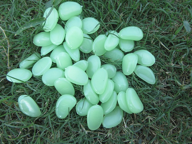 75Pcs Glow in The Dark Stones Green Pebbles Rock Fish Home Garde - Click Image to Close