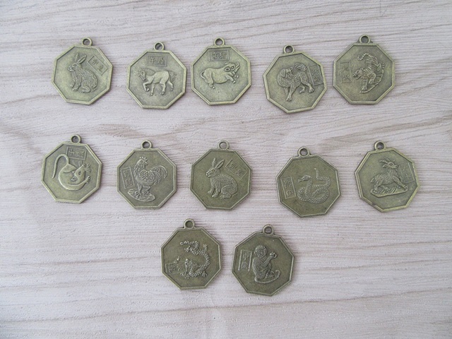 100 Chinese Fengshui Bronze Zodiac Animal Pendants 25mm Dia - Click Image to Close